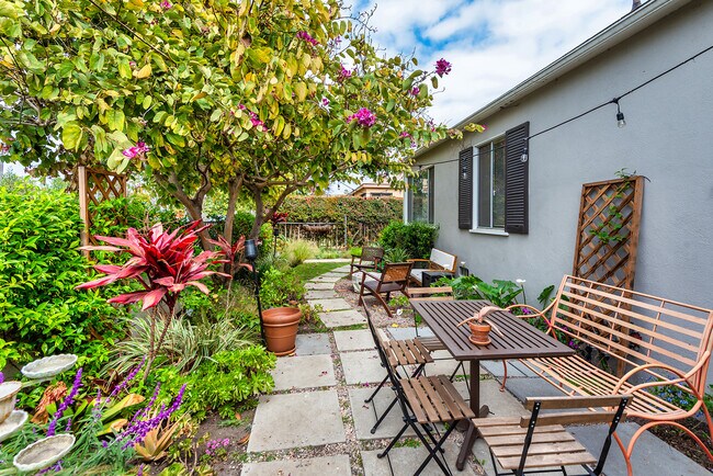 Building Photo - 2339 Abbot Kinney Blvd