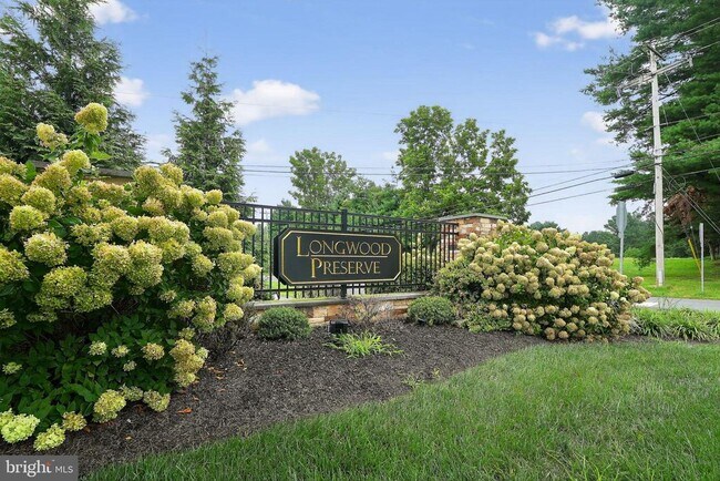 Building Photo - 701 Cascade Way