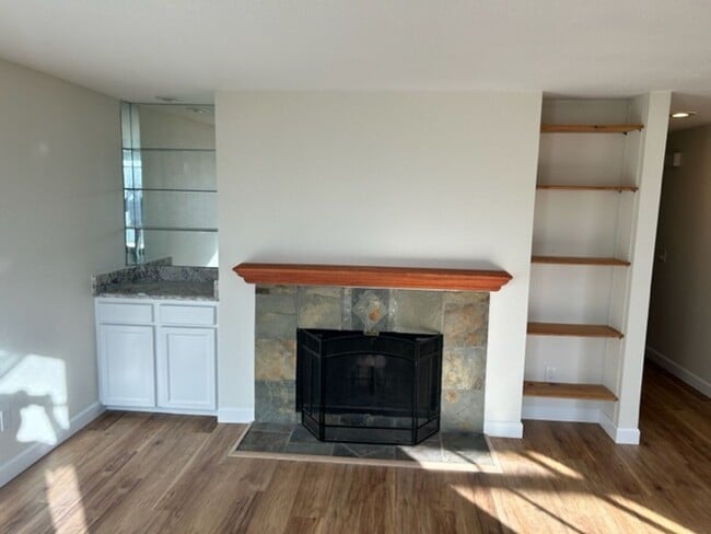 Building Photo - View of Renton Valley 2b/1.5ba Condo ***COMING SOON***