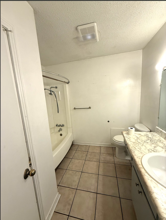 Building Photo - 3 bedroom 2 bath home located in quiet neighborhood