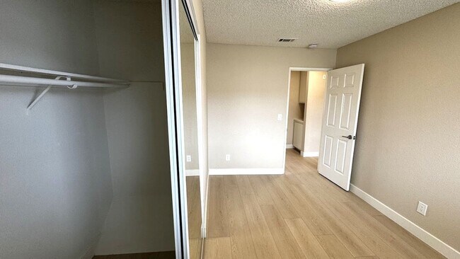 Building Photo - Newly Renovated Spacious 3-Bedroom Townhom...