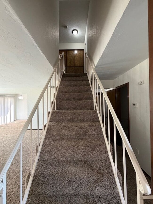 Building Photo - Spacious 2 bed/2.5 Baths - Duplex in the Surrey Hills Addition