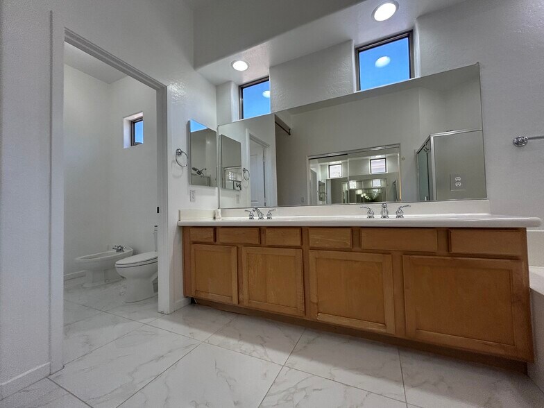Building Photo - 2041 E Fawn Dr