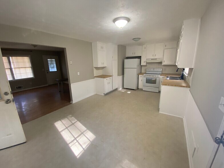 Building Photo - 1015 Eastview Rd NE