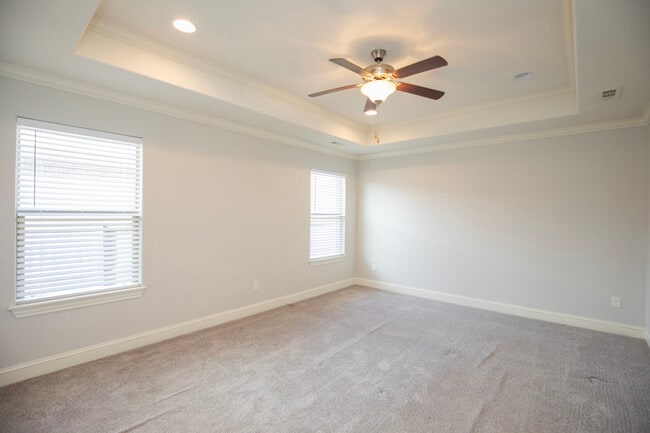 Building Photo - 4000 SW Hollyhock St