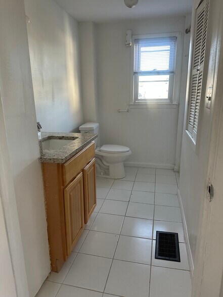 Building Photo - 131 Sayre St