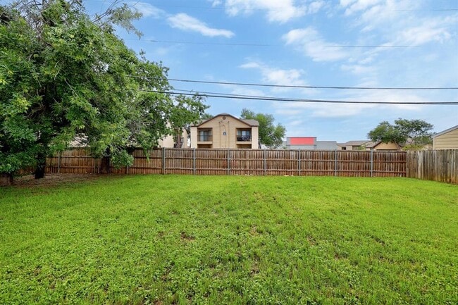 Building Photo - 200 Woodmont Dr