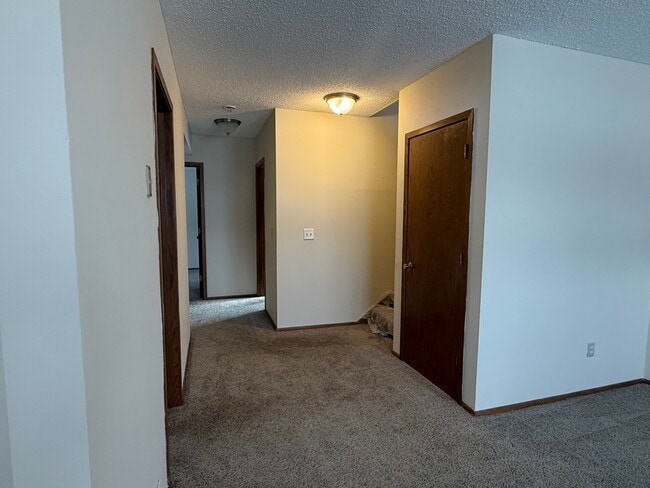 Building Photo - 2528 Birchview Ln