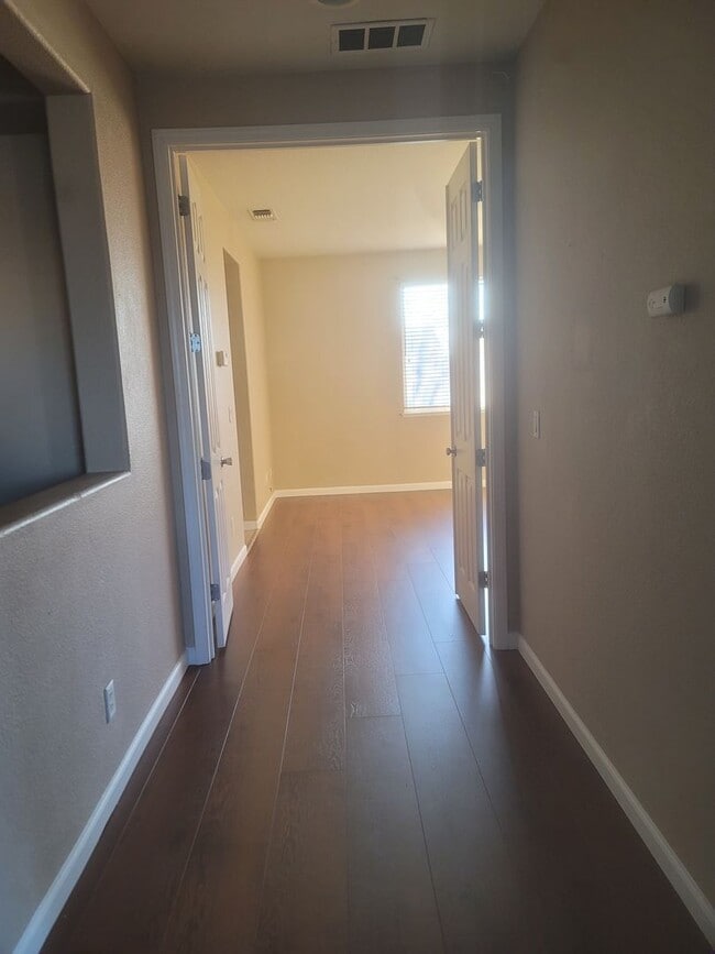 Building Photo - Located in a great neighborhood 5Bdm 3Ba Home With 2 Car Garage