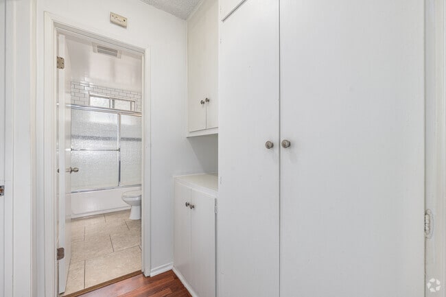 1BR, 1BA - 800SF - Linen - 4565 Oakwood Ave