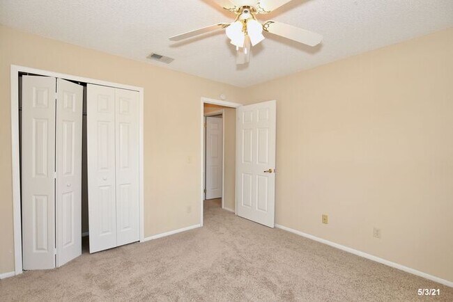 Building Photo - Spacious 2/2 Condo Located in the Gated Community of Hawthorne Village - Orlando!