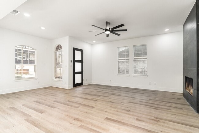 Building Photo - 2422 Vagas St