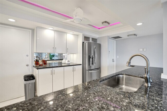 Building Photo - 1150 Hillsboro Mile