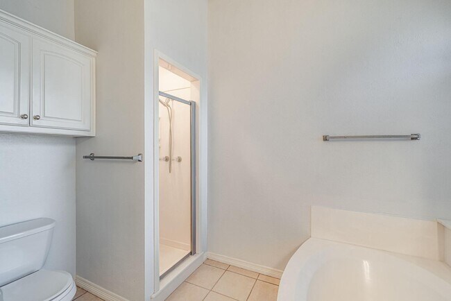 Building Photo - 1644 Greenway Ct