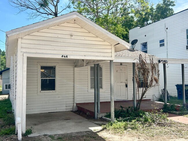 Building Photo - Two bedroom 1 bath home