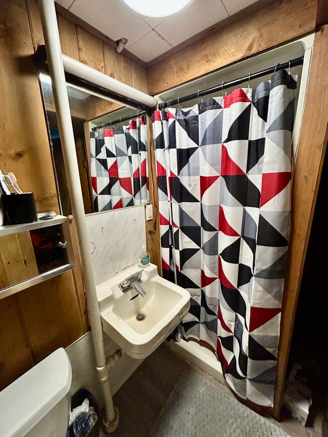 Building Photo - AVAILABLE JUNE - 4 BED 2 BATH