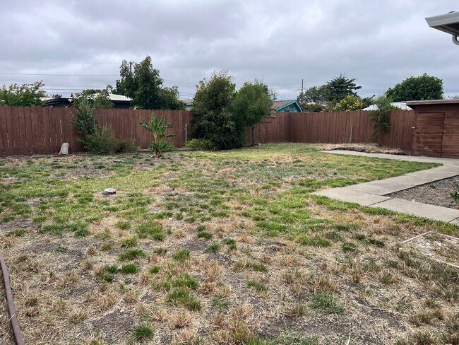 Building Photo - 3bd/1ba SFH WITH LARGE FENCED YARD, 2 CAR GARAGE, IN DESIRABLE NEIGHBORHOOD!!!