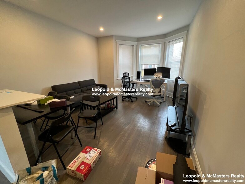 Building Photo - 112 Queensberry St