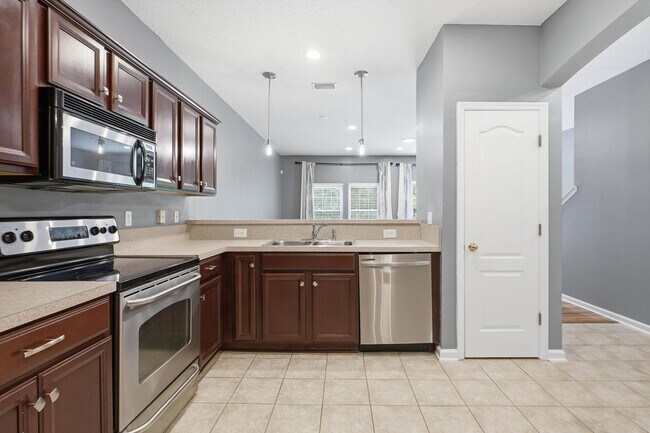 Building Photo - Beautiful TownHome