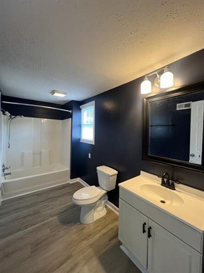 Building Photo - Lenoir City 37771 - Charming 3-Bed, 1.5-Bath Farm-Style Home Within City Limits - Contact Chad We...