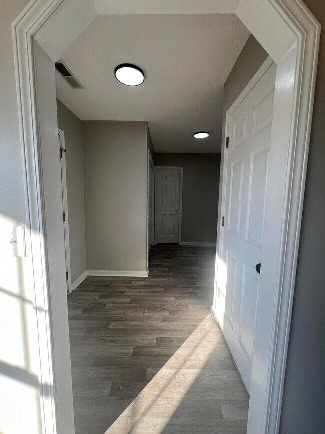 Building Photo - 1240 Inabinet Dr