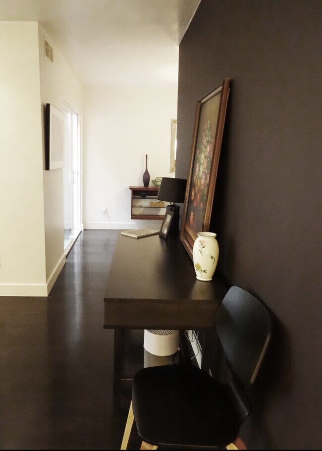 Building Photo - 1010 Palm Ave