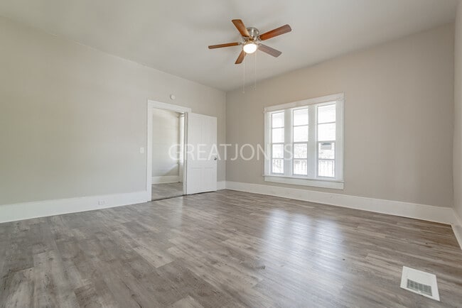 Building Photo - 218 N Lee St