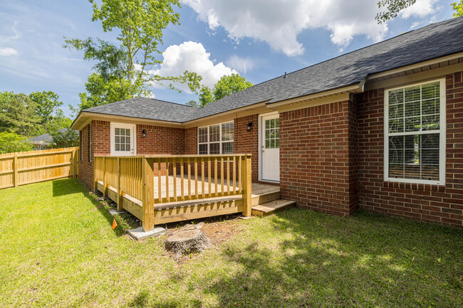 Building Photo - 245 Farmington Dr
