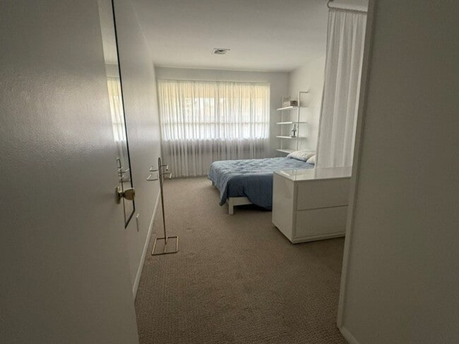 Building Photo - Semester leases available-Quality Fully Furnished Apartment, All-Inclusive, Flexible Terms, Near ...