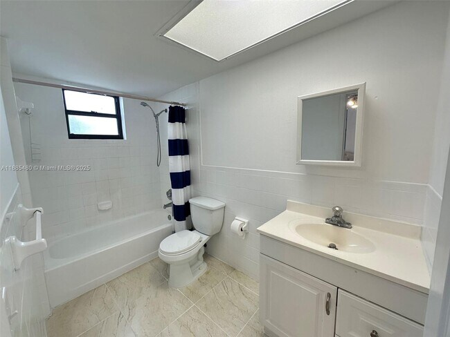 Building Photo - 312 SW 32nd Ave