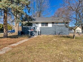 Building Photo - Completely renovated bungalow