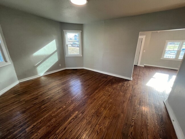 Building Photo - Updated 3bed 2bath