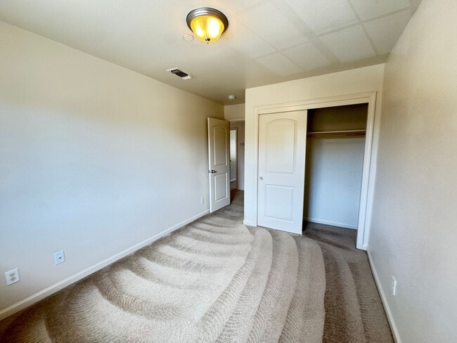 Building Photo - 3 bed 2.5 ba townhouse - Yuba City