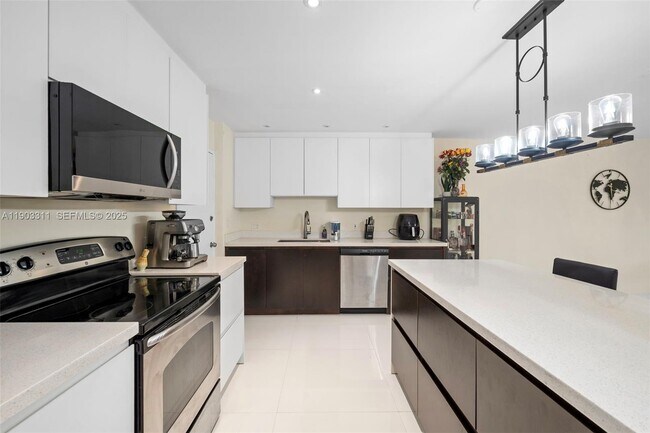 Building Photo - 1330 NE 105th St