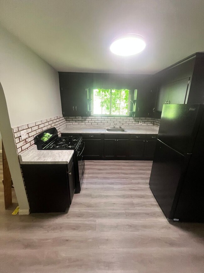 Building Photo - 3Bedroom 1Bath Single House