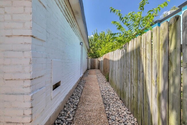 Building Photo - 2808 Skyway Cir