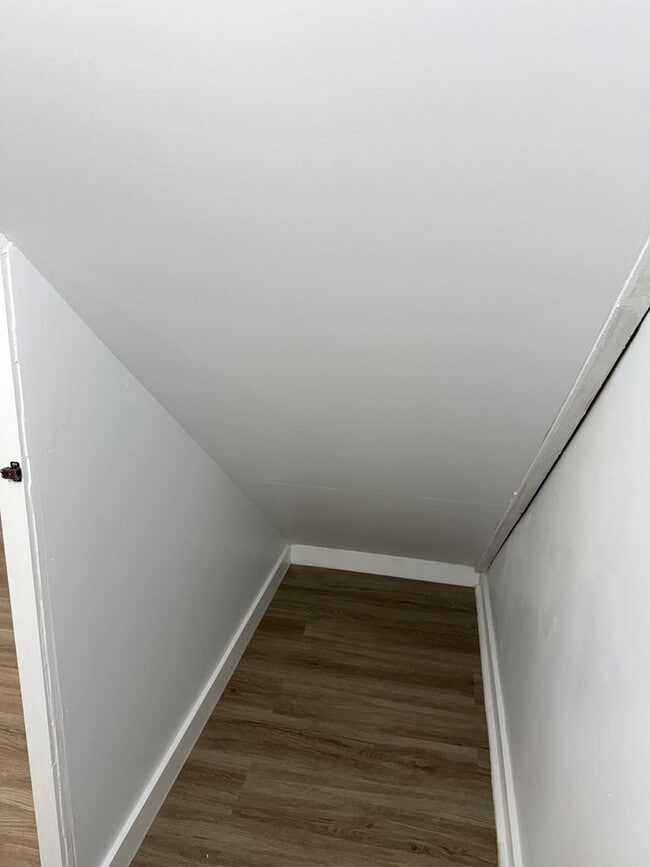 Building Photo - Light and Bright - Virtual or In-Person To...