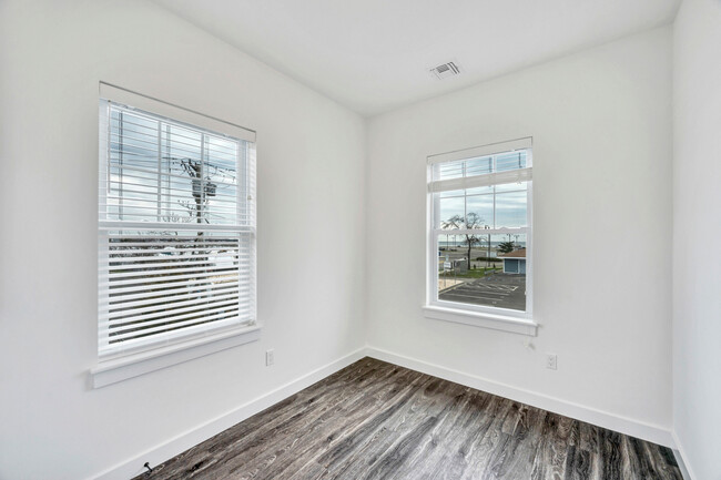 Building Photo - 140 S Clinton Ave