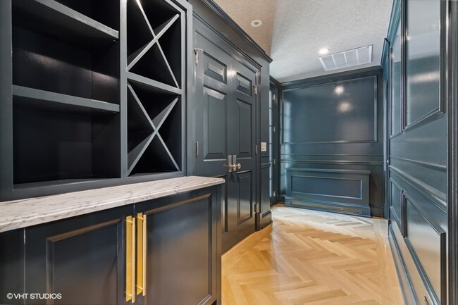 Building Photo - 2700 N Lakeview Ave