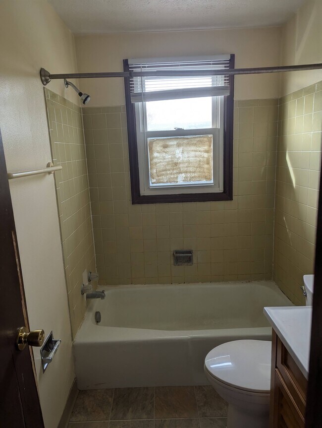 Bath - 3009 Dalton Pl SW