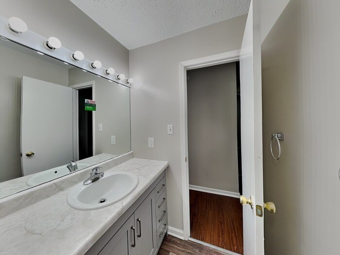 Building Photo - 323 Hillendale Dr