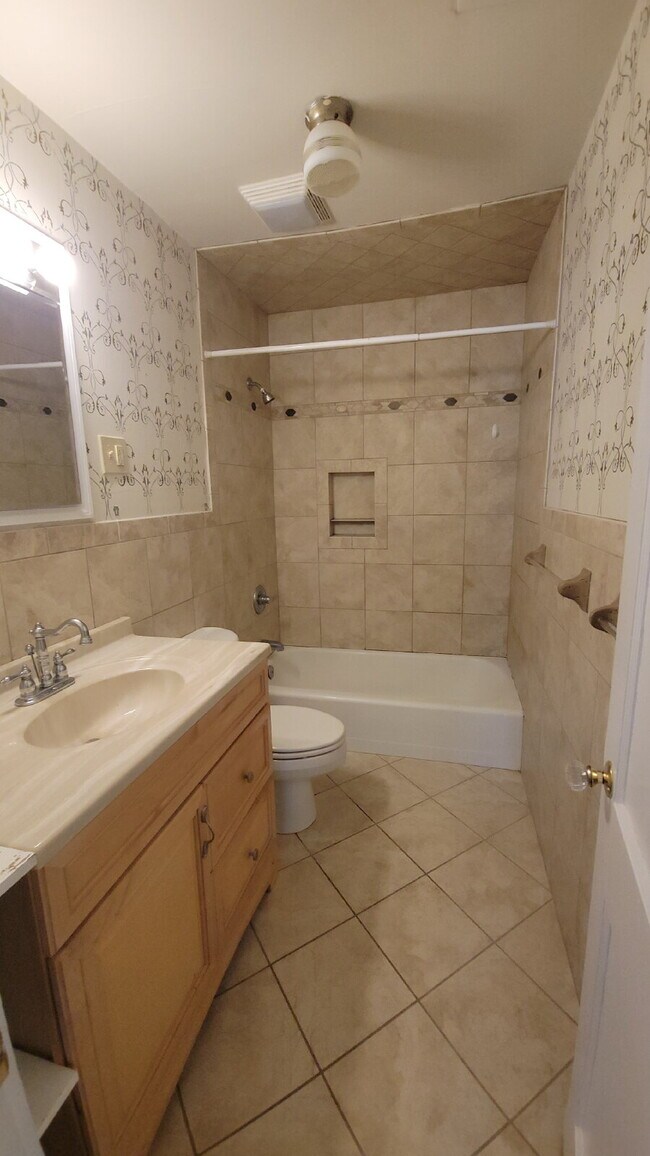 Building Photo - "5 points area 2-Bedroom Huntsville Home w...