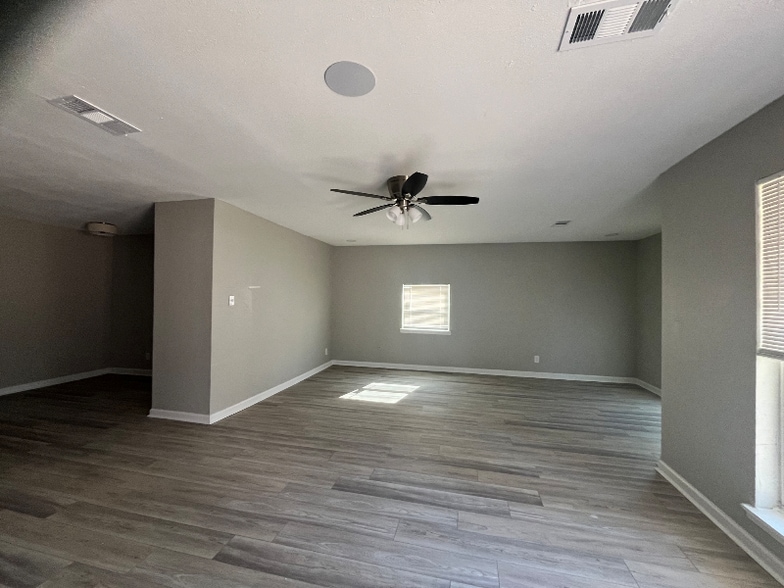 Building Photo - 14 Crest Ln