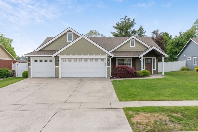 Building Photo - 3 Bedroom Home with a 3 Car Garage in Deer...