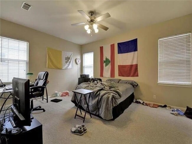 Building Photo - 5501 Duval St