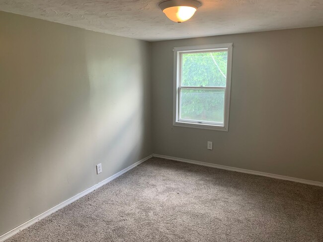 Building Photo - 3 bedroom 1.5 bathroom located in Carlisle...