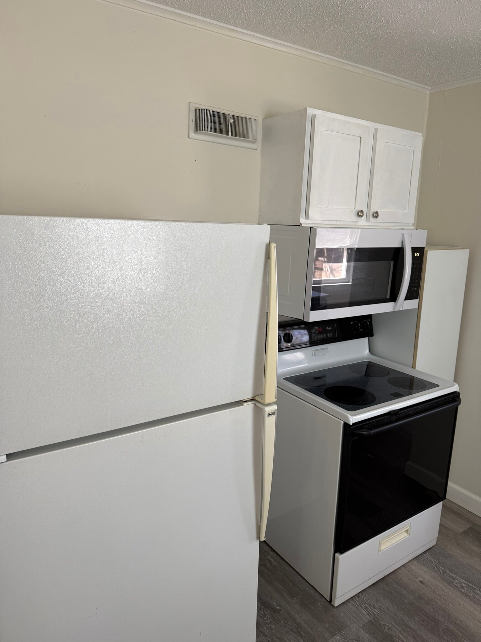 Building Photo - 823 Craite Ave