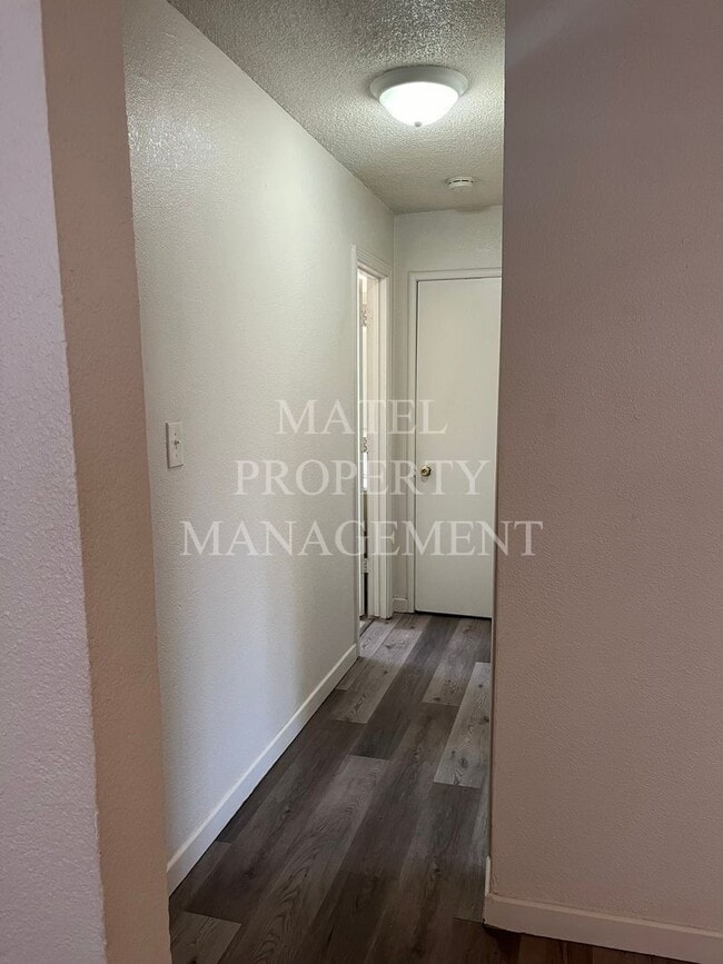 Building Photo - GIL560