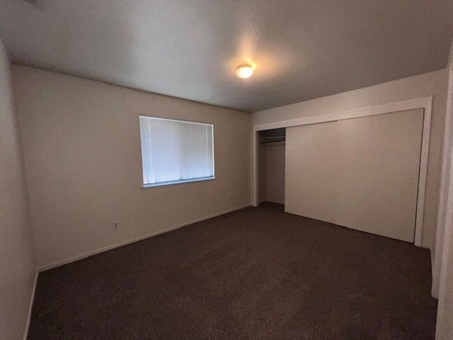 Building Photo - 3 Bedroom 2 Bath home close to schools, sh...