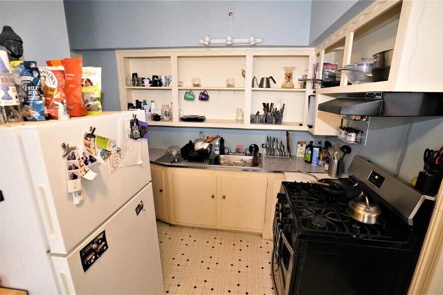 Building Photo - 1872 Commonwealth Ave